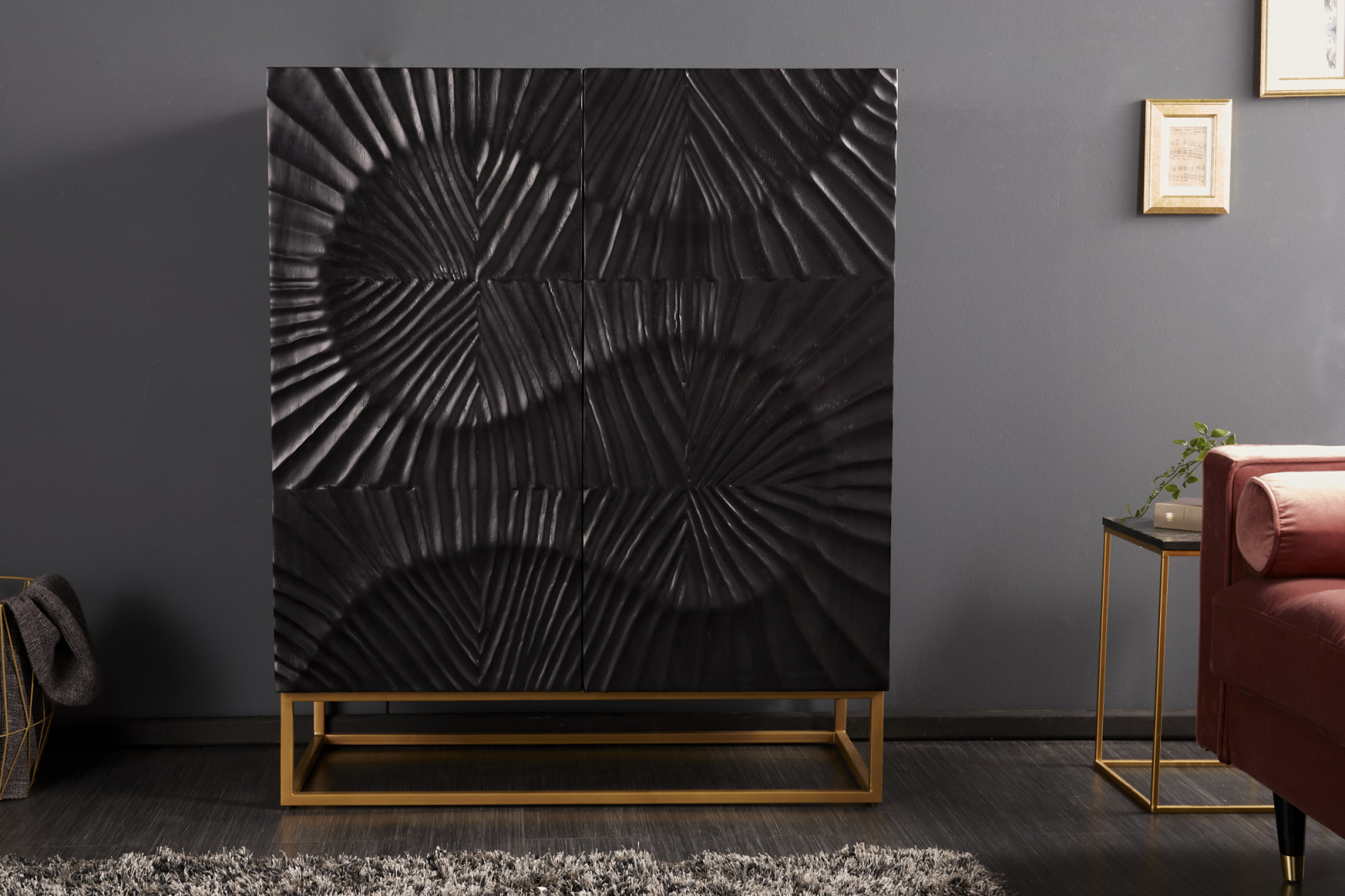 Egzotikus bútor: fekete komód