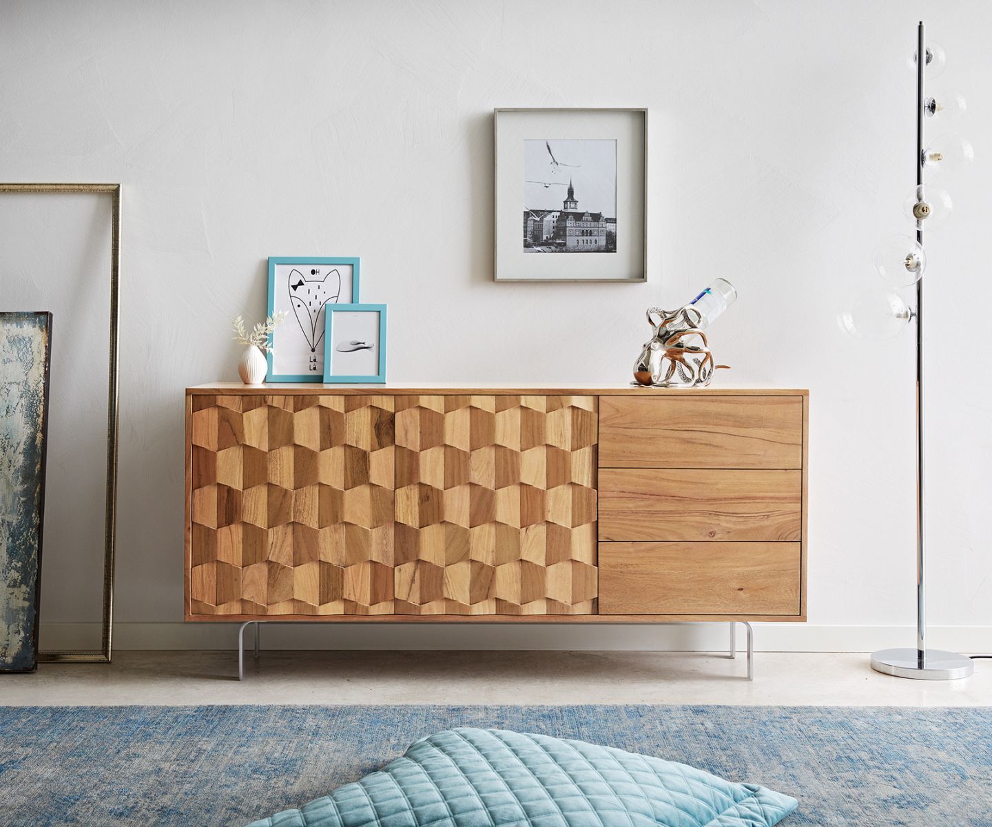 Tömörfa komód faragott részlettel