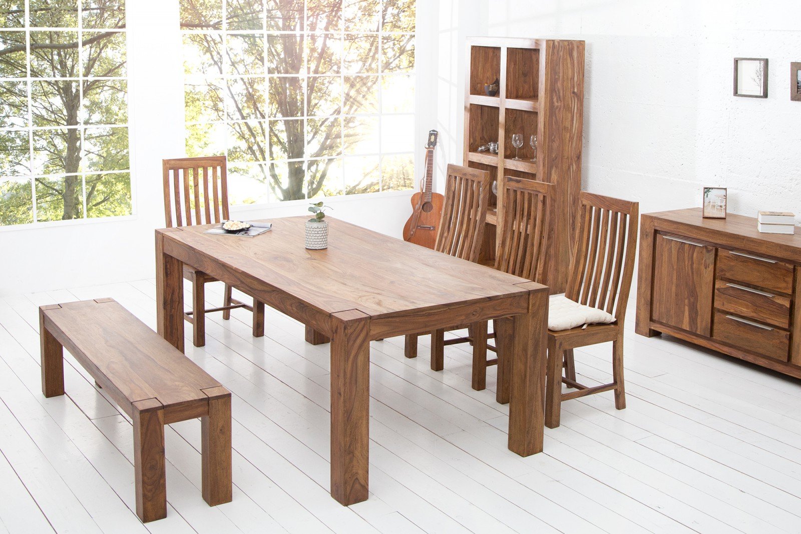 Az elegancia és természetesség találkozása: Tömörfa bútorok a modern otthonokba